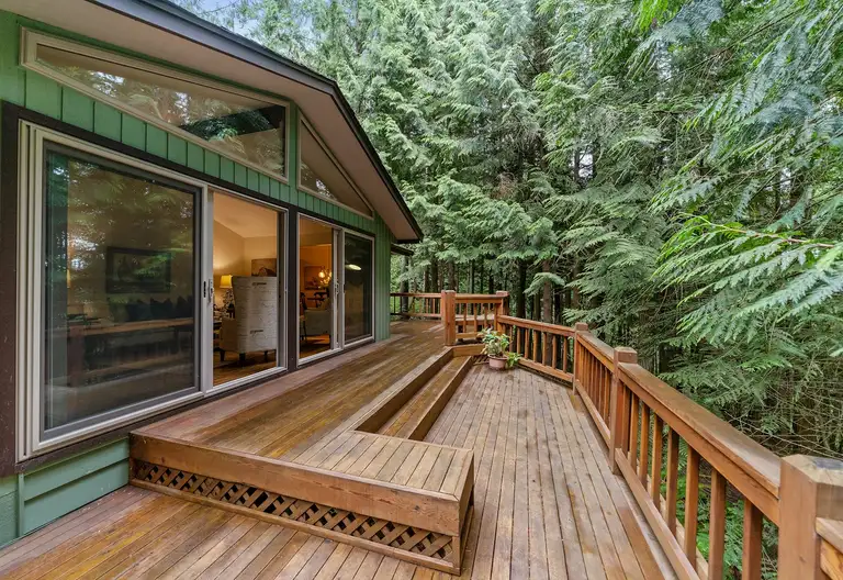 Deck built by Hanley Fencing & Decking